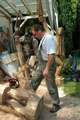Click to see it big Ich mit Kettensäge, Impression aus dem Atelier